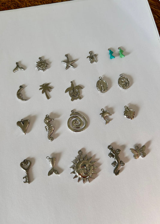 Compose ton collier à charms (en argenté)